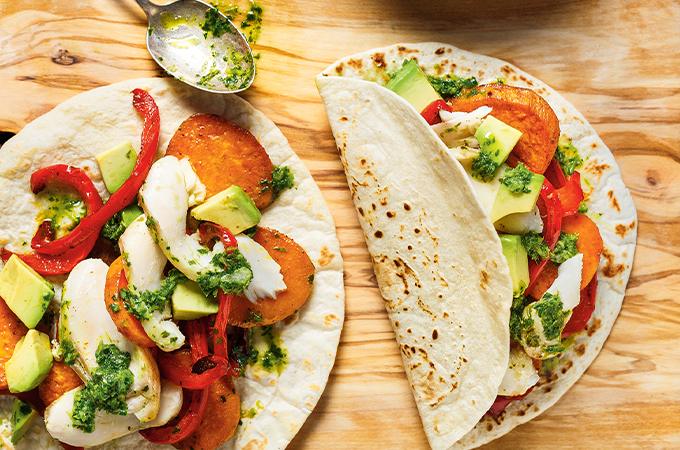 Tacos de poisson sur une plaque et salsa à la coriandre