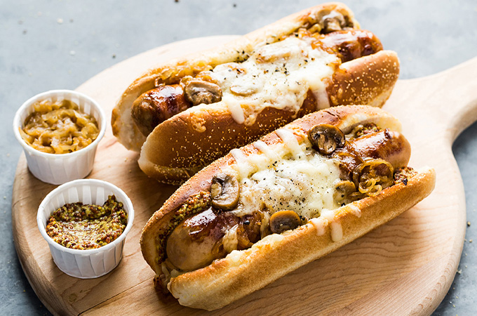 Hot-dogs aux oignons caramélisés, champignons et fromage