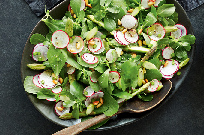 Salade printanière, vinaigrette à la fleur d'ail