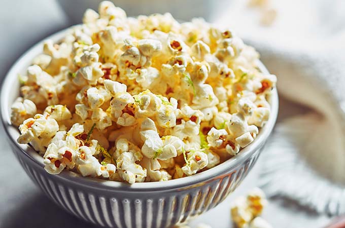 Popcorn végétalien à la lime et au poivre