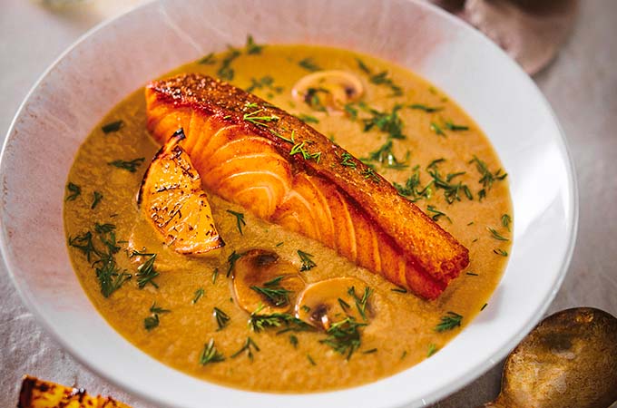 Soupe veloutée aux champignons et au saumon poêlé