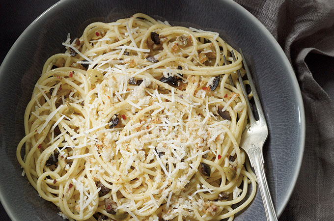 Spaghettis aux anchois, olives et pain grillé (pangrattato)