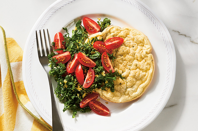 Omelettes aux blancs d’œufs et salade de kale