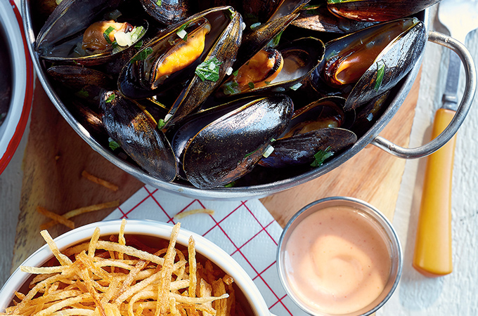 Mussels in White Wine with Fries