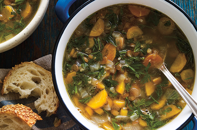 Soupe aux lentilles et aux fanes de carottes