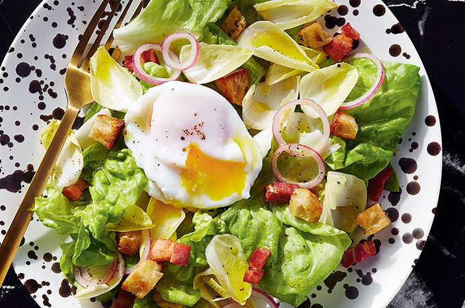 Salade verte à l’œuf poché 