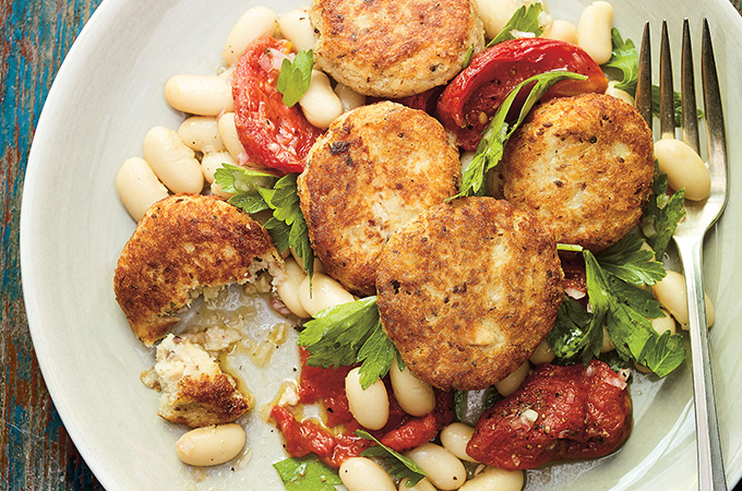 Salade de haricots blancs, croquettes de sardines et tomates confites