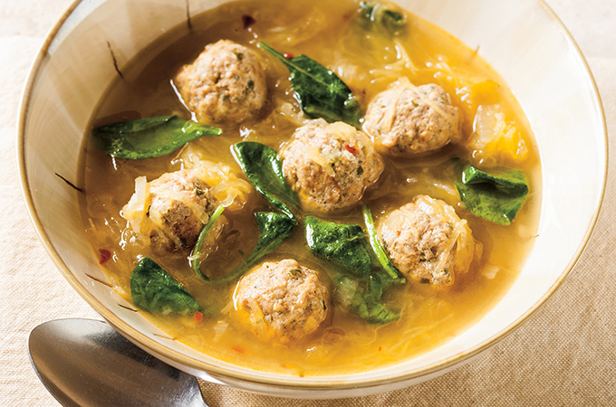 Soupe aux boulettes et à la courge spaghetti