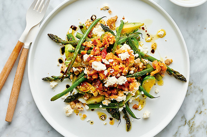 Salade-repas aux légumes rôtis et au fromage feta