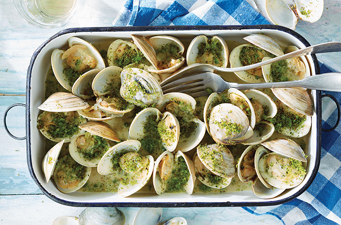 Clams in White Wine with Parsley and Bacon Crumble